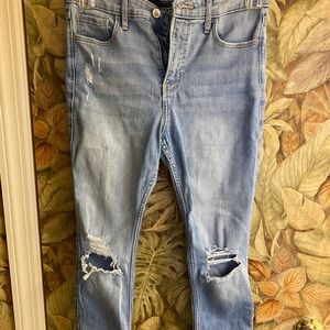HOLLISTER SUPER SKINNY RIPPED JEANS!